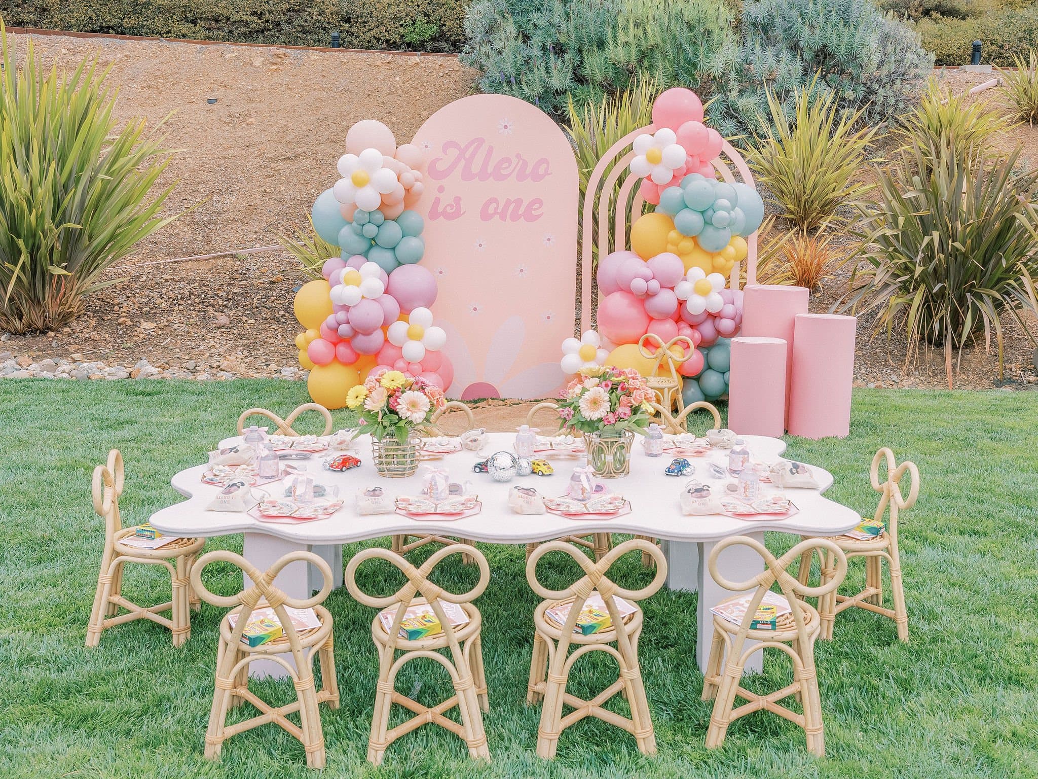 A styled first birthday tablescape by Bay Area Kids Rentals